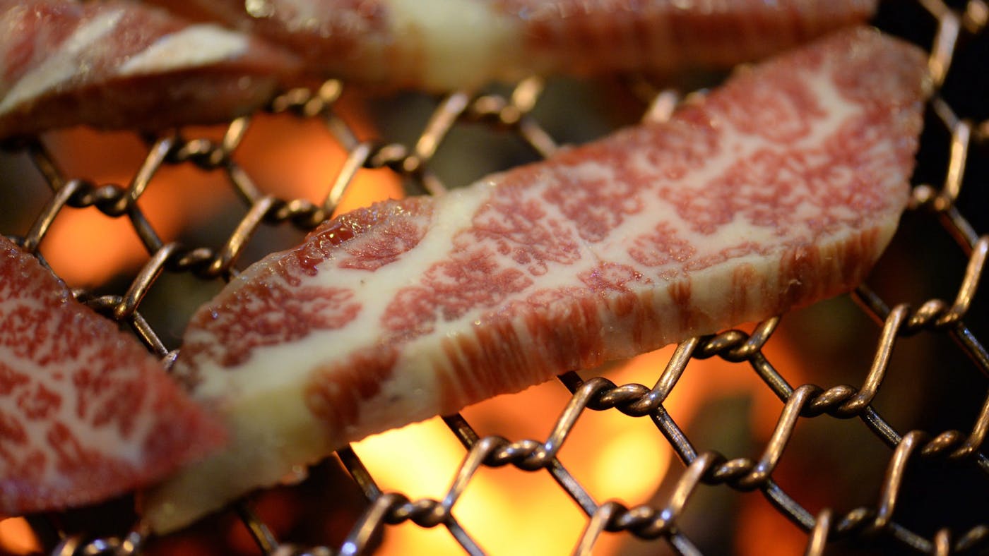 直火が照らす和牛